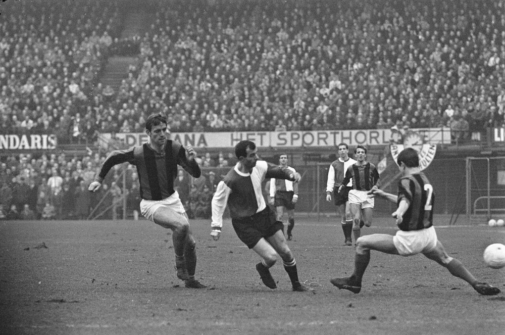 Feyenoord tegen DWS 3-2, v.l.n.r. Borghuis (DWS), Moulijn, Flinkevleugel (DWS). Op de achtergrond Veldhoen, Haak en Nieuwenhuys (DWS). Foto: Eric Koch / Anefo, Nationaal Archief (CC0).