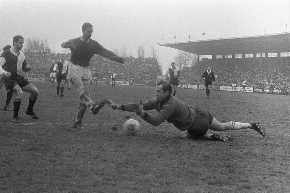 Ajax tegen Feyenoord 3-1, beker, Cruijff in duel met Eddy Pieters Graafland. Foto: Ron Kroon / Anefo, Nationaal Archief (CC0).