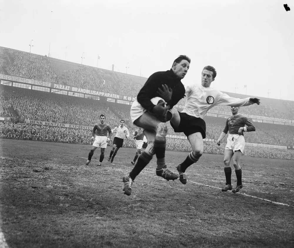 Feyenoord tegen ADO 0-1, duel tussen Meyers (Feyenoord) en Kok (ADO). Foto: Herbert Behrens / Anefo, Nationaal Archief (CC0).