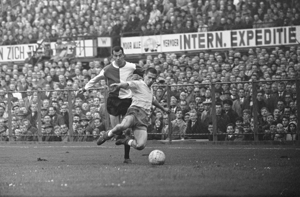 Feyenoord tegen Sittardia 2-1, rechtsback Louis Dullens (Sittardia) in duel met Coen Moulijn. Foto: Eric Koch / Anefo, Nationaal Archief (CC0).