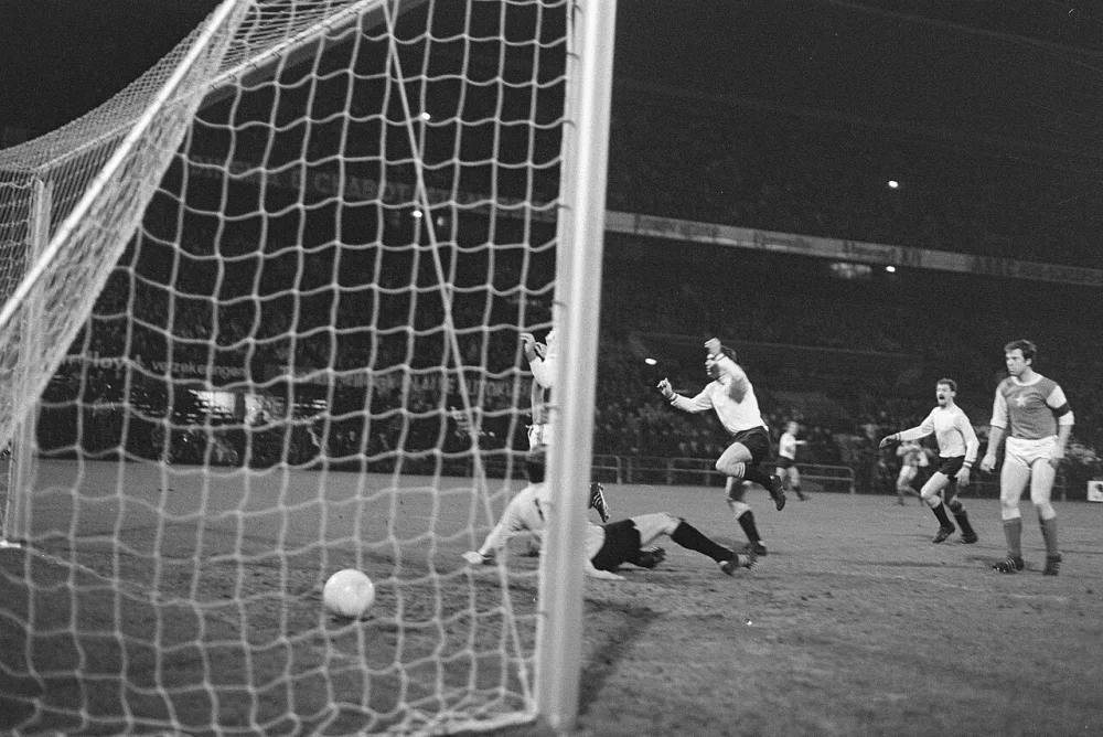 Feijenoord tegen MVV; doelpunt van Van Hanegem. Foto: Rob Mieremet / Anefo, Nationaal Archief (CC0).