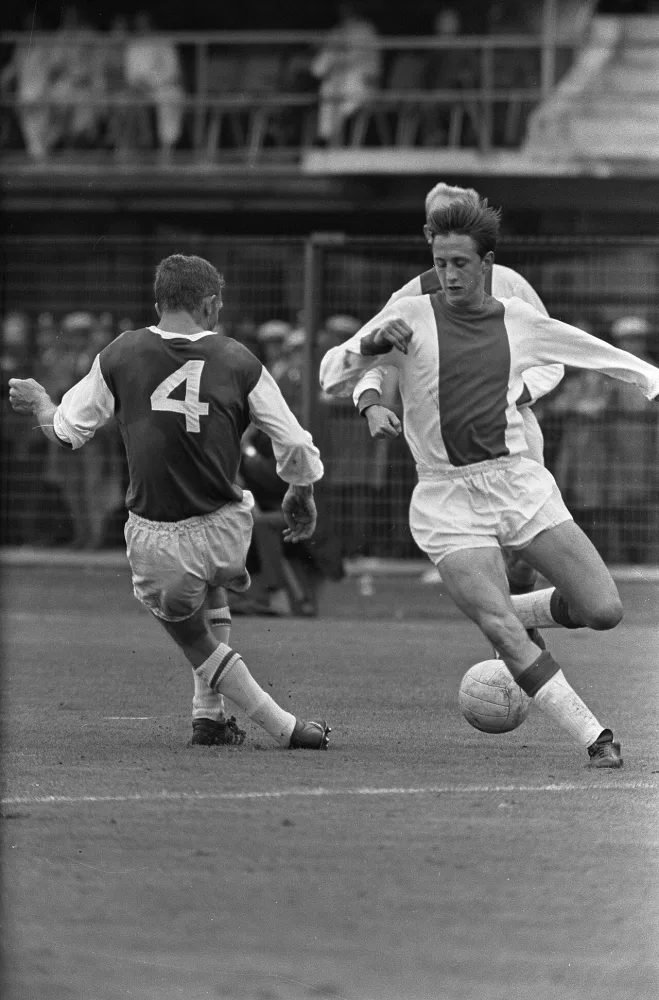 Feyenoord tegen Ajax 1-0. Nummer 17 Cruijff in duel met Kraay. Foto: Ron Kroon / Anefo, Nationaal Archief (CC0).