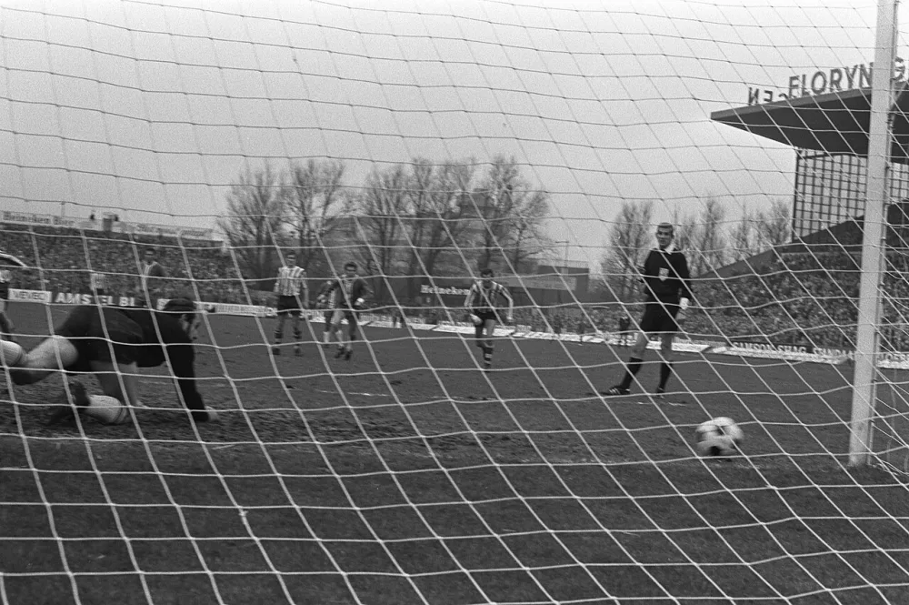 Sparta tegen Feyenoord 2-2 ( KNVB beker ), keeper Treytel verslagen na penalty. Foto: Rob Mieremet / Anefo, Nationaal Archief (CC0).
