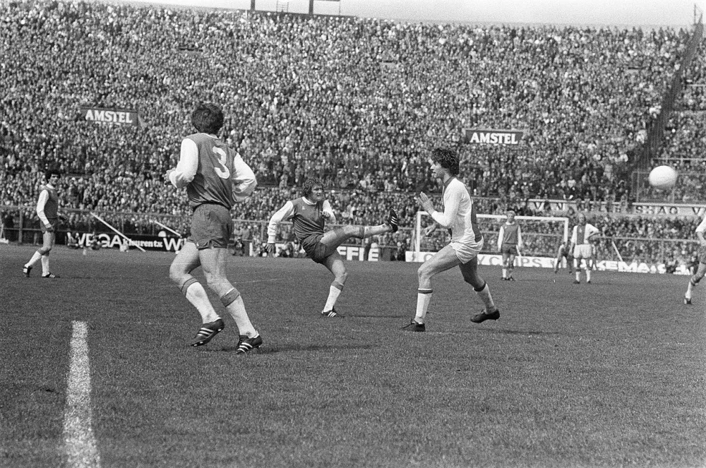 Ajax-verdediger Ruud Krol probeert te verhinderen dat Feyenoorder Wim Jansen de bal in het Amsterdamse strafschopgebied passt. Foto: fotograaf onbekend / Anefo, Nationaal Archief (CC0).