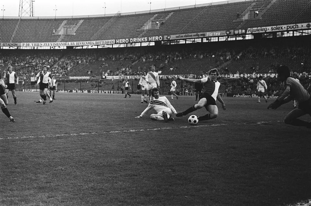 Feijenoord tegen Excelsior 4-2; Nico Jansen scoort derde doelpunt. Foto: Hans Peters / Anefo, Nationaal Archief (CC0).