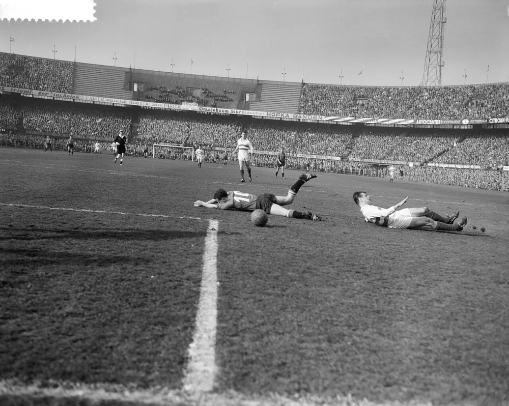 Feyenoord tegen Fortuna 1-1. Links Bouwmeester (Feyenoord) en Motermans. Foto: Herbert Behrens / Anefo, Nationaal Archief (CC0).