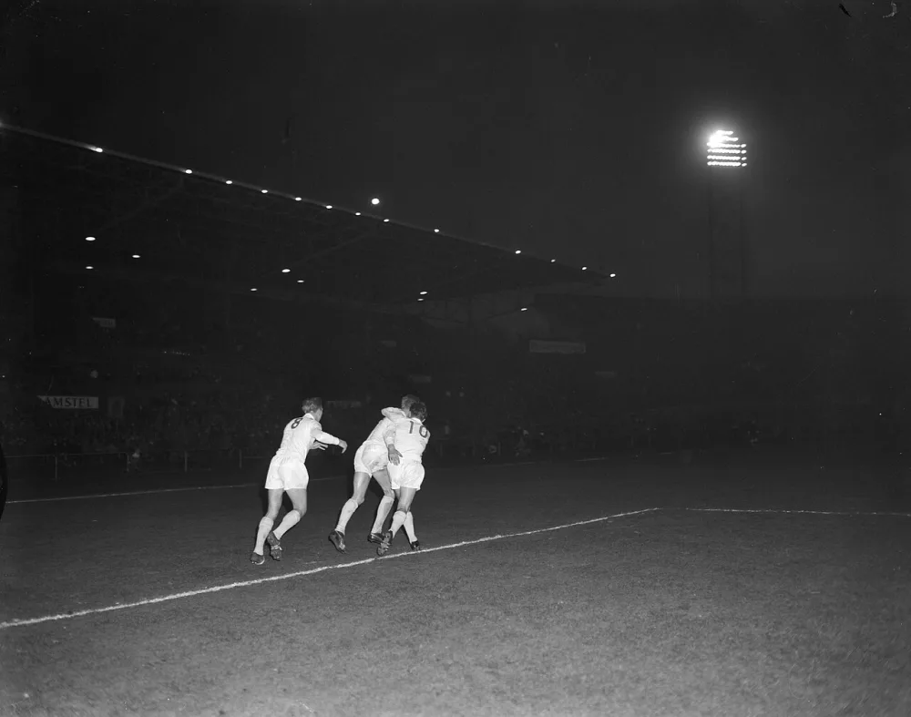 Ajax tegen Feyenoord (juichende spelers van Ajax). Foto: Joop van Bilsen / Anefo, Nationaal Archief (CC0).