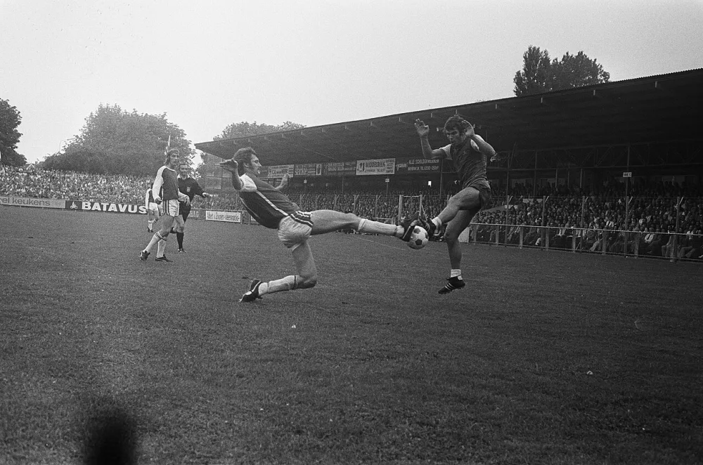 AZ67 tegen Feyenoord 1-2, Van Hanegem in duel met AZ-speler. Foto: Rob C. Croes / Anefo, Nationaal Archief (CC0).