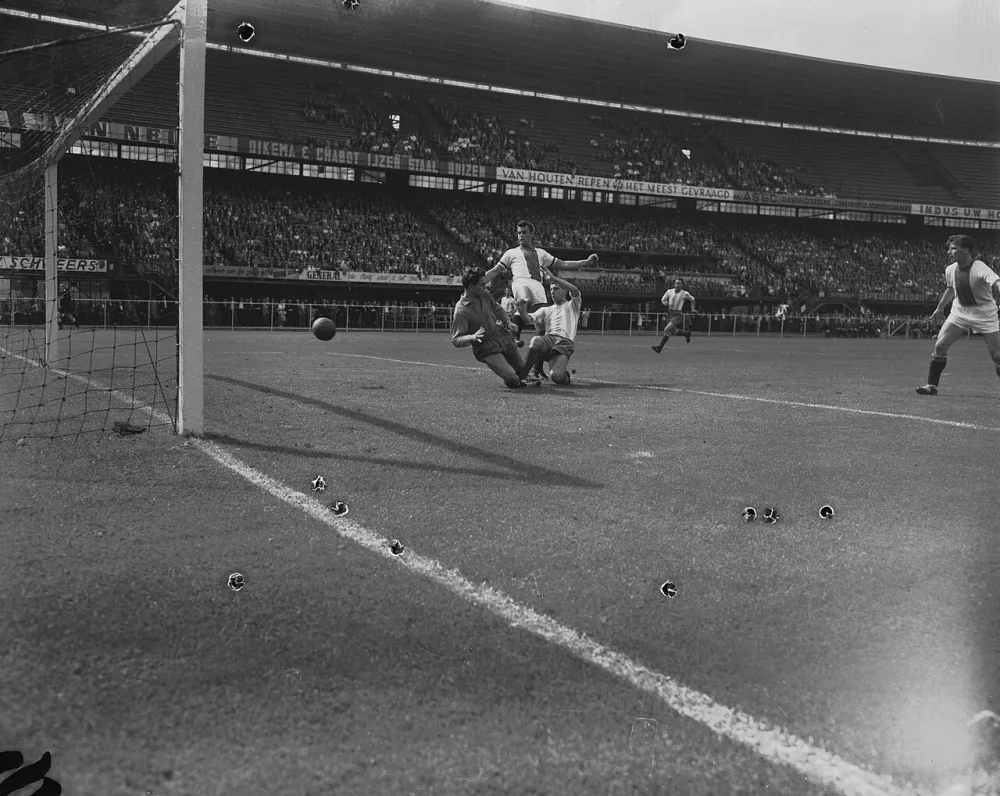 Feyenoord tegen Ajax 9-5, v.l.n.r. Hoogerman (Ajax), Smit (Ajax) en Van der Gijp (die scoort). Foto: Herbert Behrens / Anefo, Nationaal Archief (CC0).