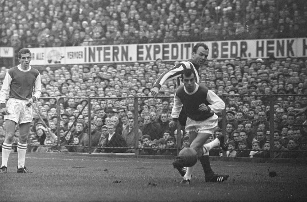 Feyenoord tegen PSV 1-0, Coen Moulijn in duel met Fons van Wissen. Foto: Eric Koch / Anefo, Nationaal Archief (CC0).