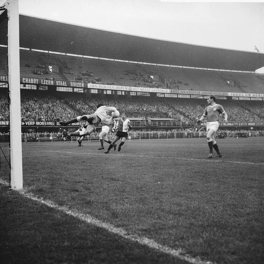 Feyenoord tegen GVAV 2-1, doelman Roffel maakt een geweld sprong voor de aanstormende Cor van der Gijp. Foto: Eric Koch / Anefo, Nationaal Archief (CC0).