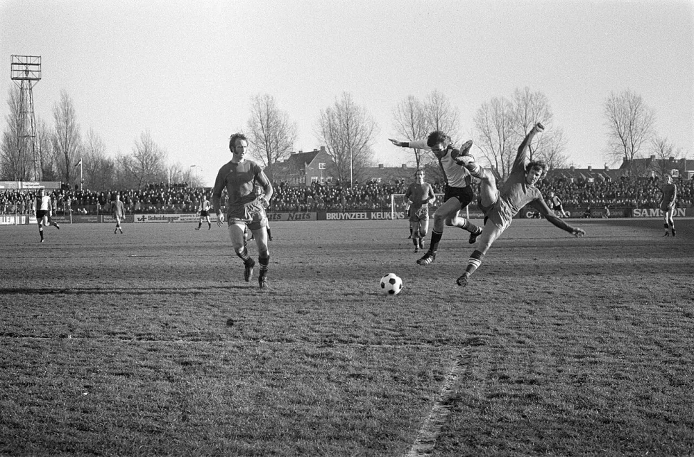 Kristensen (l) in duel met een Haarlemspeler. Foto: fotograaf onbekend / Anefo, Nationaal Archief (CC0).