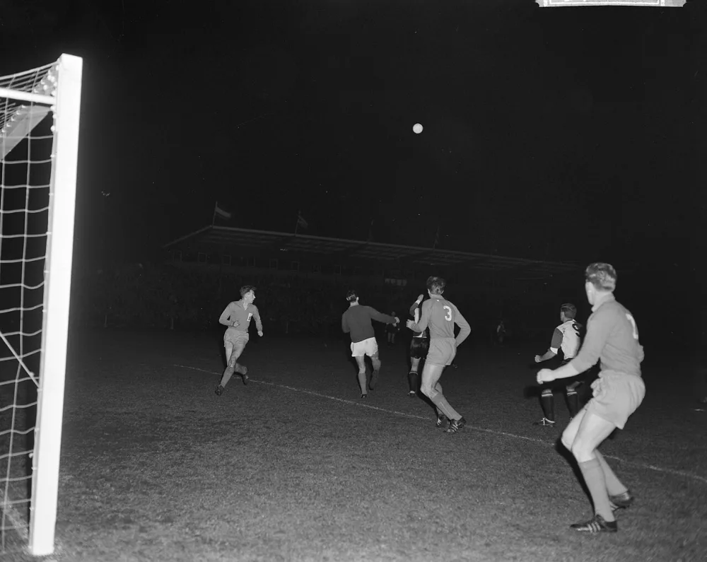 Sportclub Enschede tegen Feyenoord spelmoment. Foto: Joop van Bilsen / Anefo, Nationaal Archief (CC0).