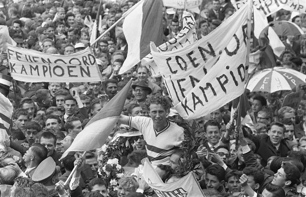 Feyenoord tegen Rapid. Feyenoord kampioen. Feestvreugde van Feyenoord. Jan Klaassens op de schouders. Foto: Wim van Rossem / Anefo, Nationaal Archief (CC0).