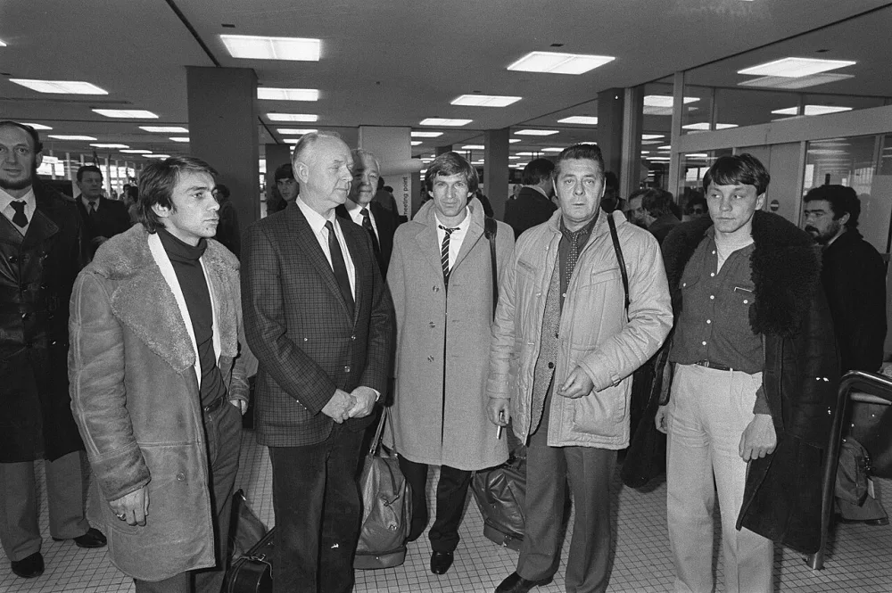 Aankomst Radnicki op Schiphol in verband met wedstrijd te Feyenoord woensdag a.s. Radosavdic, trainer Nenkovic en Bejovic. Foto: Marcel Antonisse / Anefo, Nationaal Archief (CC0).