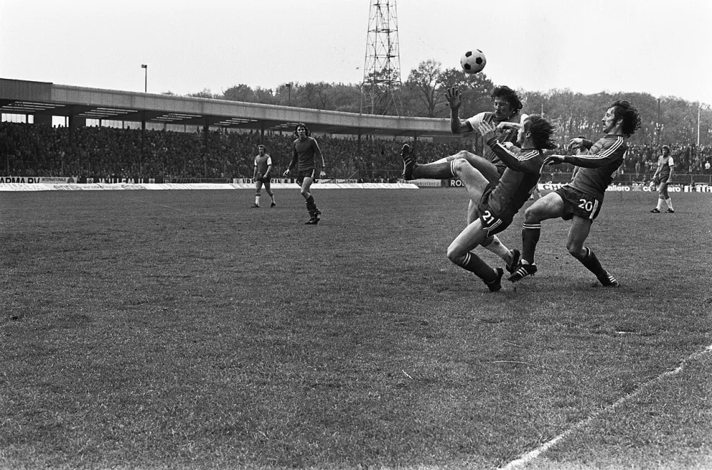 Kreuz (Feyenoord) in duel met Drost (20, FC Twente) en Van der Vall (21, FC Twente). Foto: fotograaf onbekend / Anefo, Nationaal Archief (CC0).