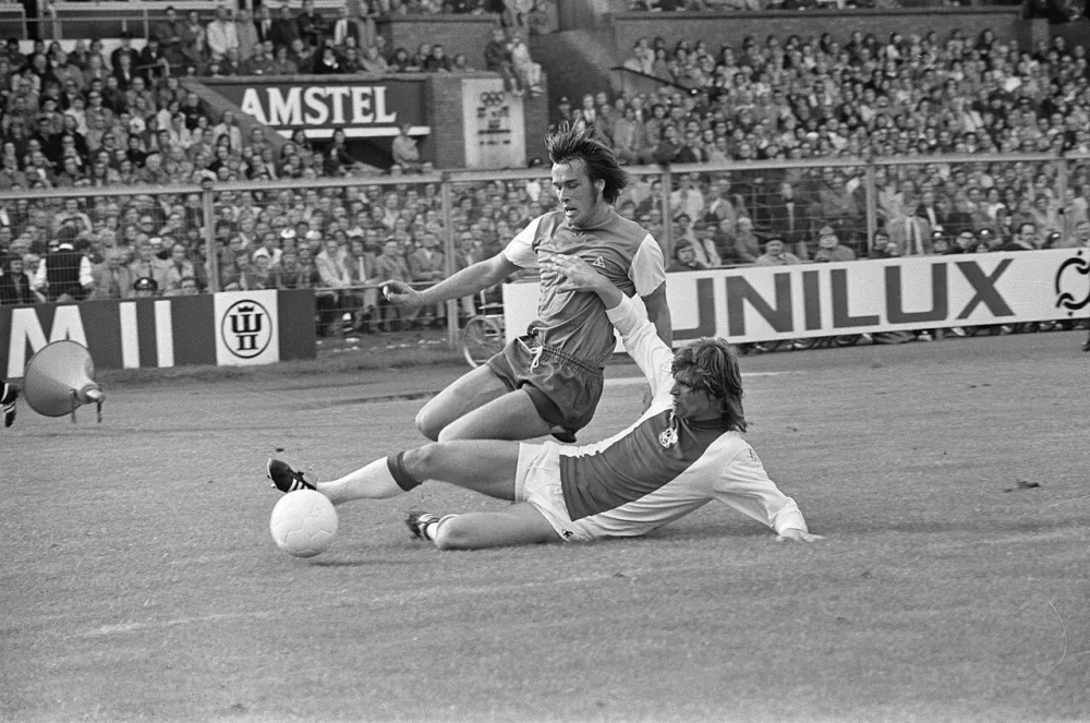 Ajax tegen Feyenoord 2-1, nummer 29 Ressel en Krol (liggen in duel). Foto: Bert Verhoeff / Anefo, Nationaal Archief (CC0).