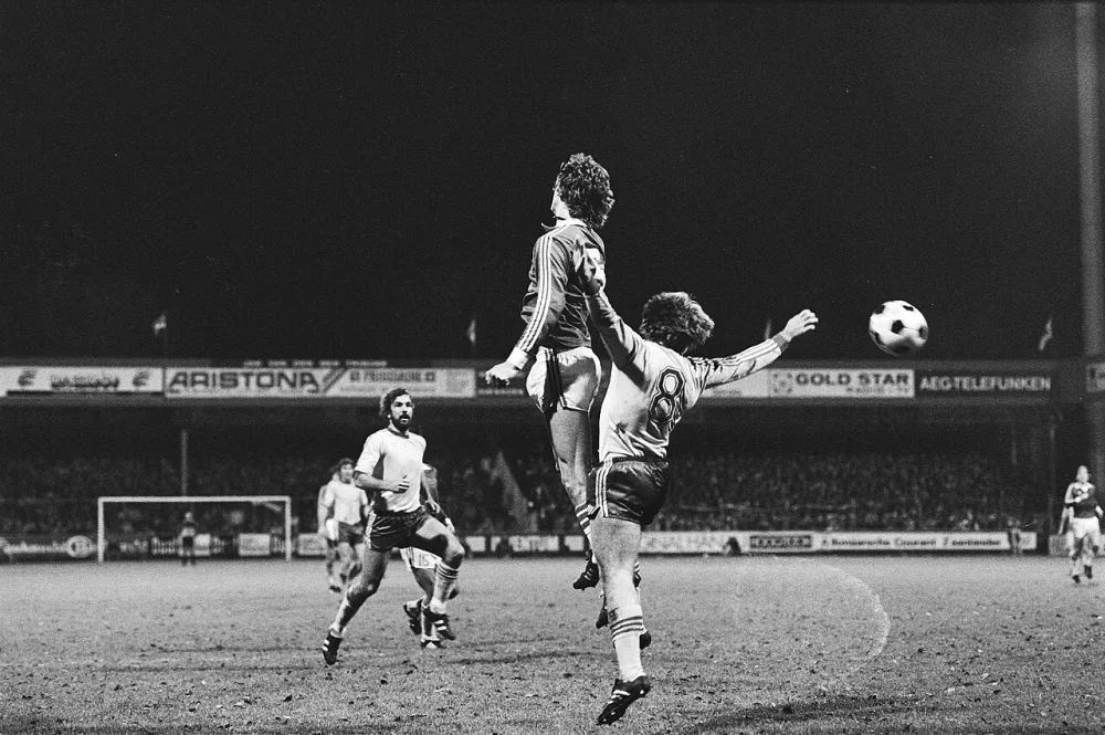Collectie / Archief : Fotocollectie Anefo Reportage / Serie : AZ 67 tegen Feijenoord 0-0 Datum : 10 november 1979 Locatie : Alkmaar, Noord-Holland Trefwoorden : sport, voetbal Instellingsnaam :…. Foto: Koen Suyk / Anefo, Nationaal Archief (CC0).