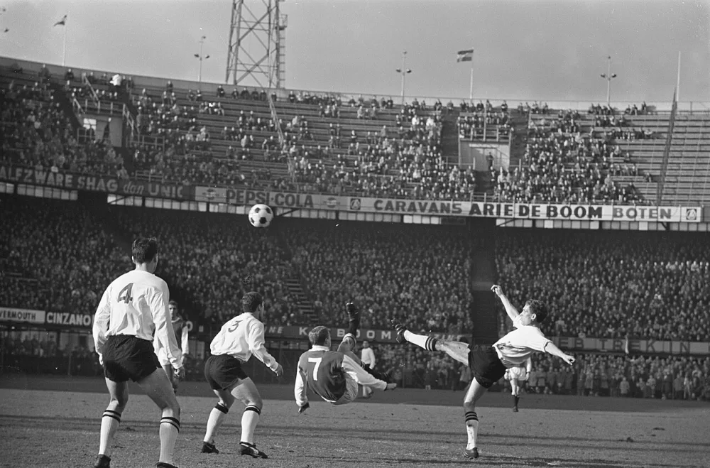 Feyenoord tegen NAC 4-0, Janssen (nummer 7) probeert met omhaal de bal in te schieten. Foto: Jac. de Nijs / Anefo, Nationaal Archief (CC0).