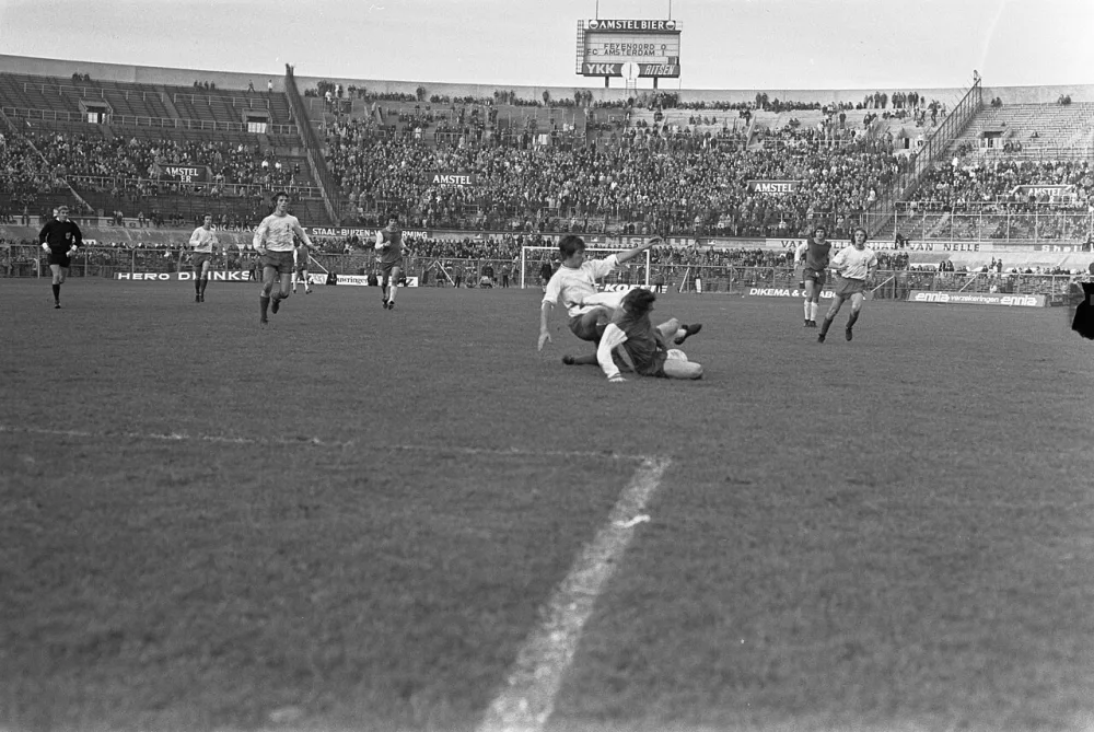 Amsterdam tegen Feyenoord 1-3, Israel (tweede van links) op reservebank. Foto: Hans Peters / Anefo, Nationaal Archief (CC0).
