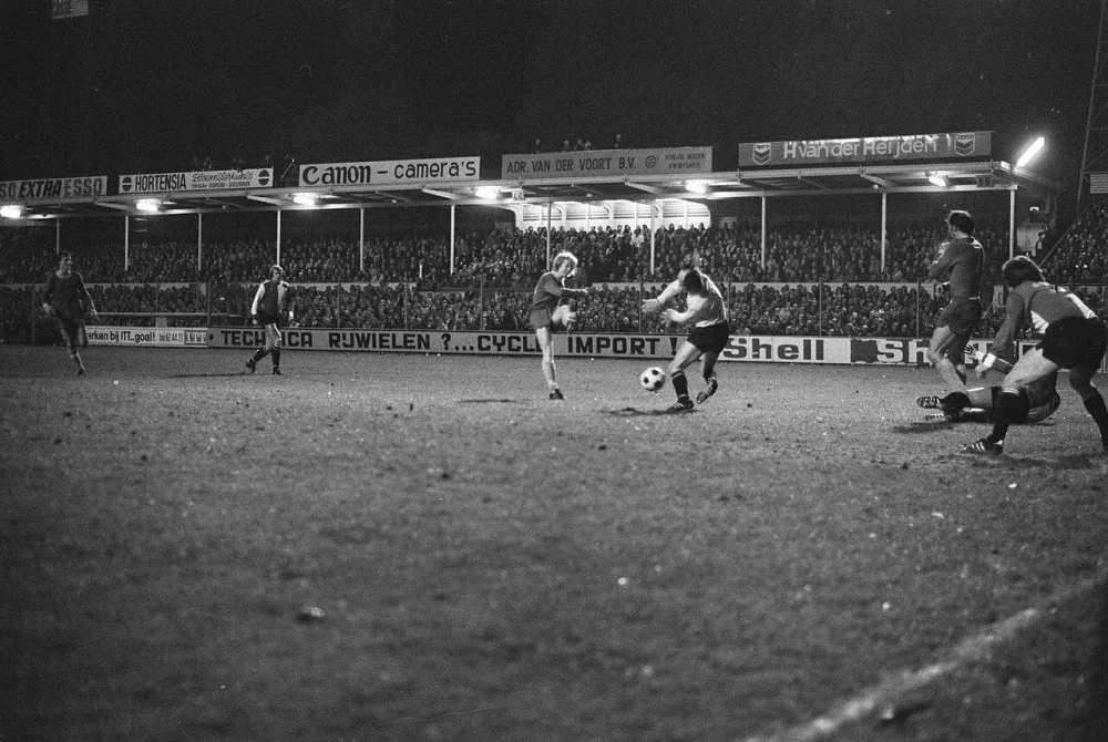 Den Haag tegen Feyenoord 3-3, L. Swanenburg (links) scoort derde doelpunt voor Den Haag. Foto: Hans Peters / Anefo, Nationaal Archief (CC0).