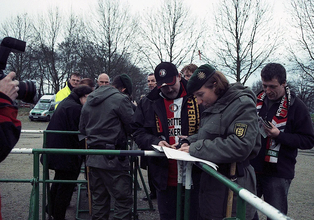 Fancontrole bij SC Freiburg – Feyenoord (2-2), UEFA Cup, Freiburg, 6 december 2001. Foto: Marlis Decker via Wikimedia Commons, CC BY 4.0.