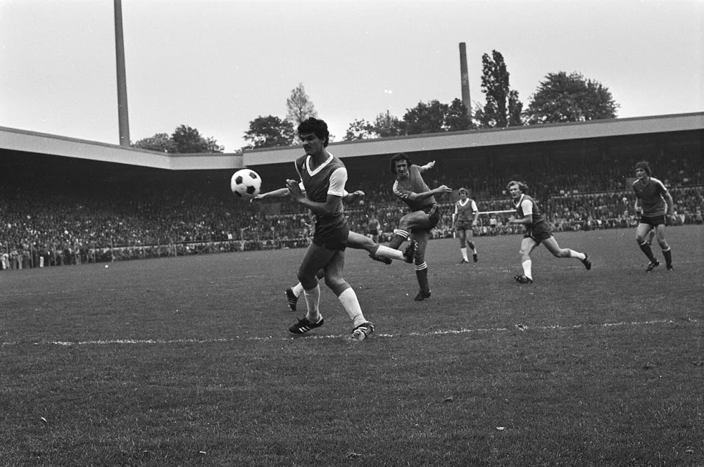 PSV tegen Feyenoord 4-1, Van der Kuilen scoort. Foto: Rob Mieremet / Anefo, Nationaal Archief (CC0).