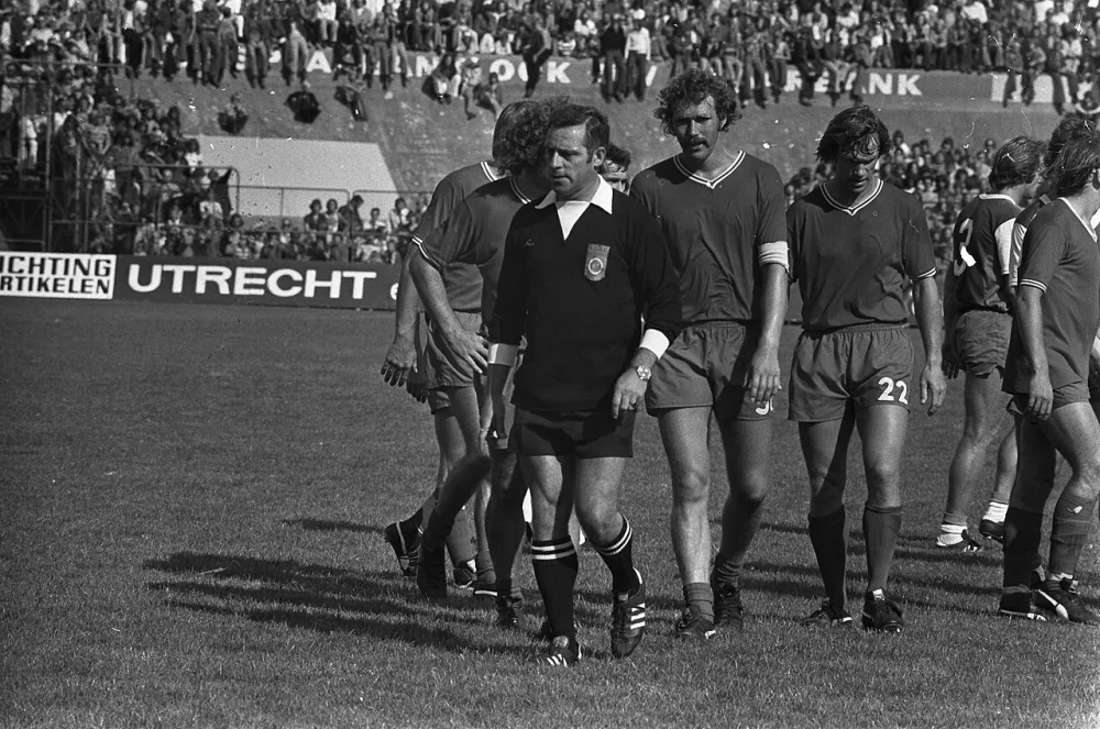 Scheidsrechter Beck verlaat het veld, vanwege stakende Feyenoord spelers die een FC Utrecht doelpunt niet willen erkennen. Foto: fotograaf onbekend / Anefo, Nationaal Archief (CC0).