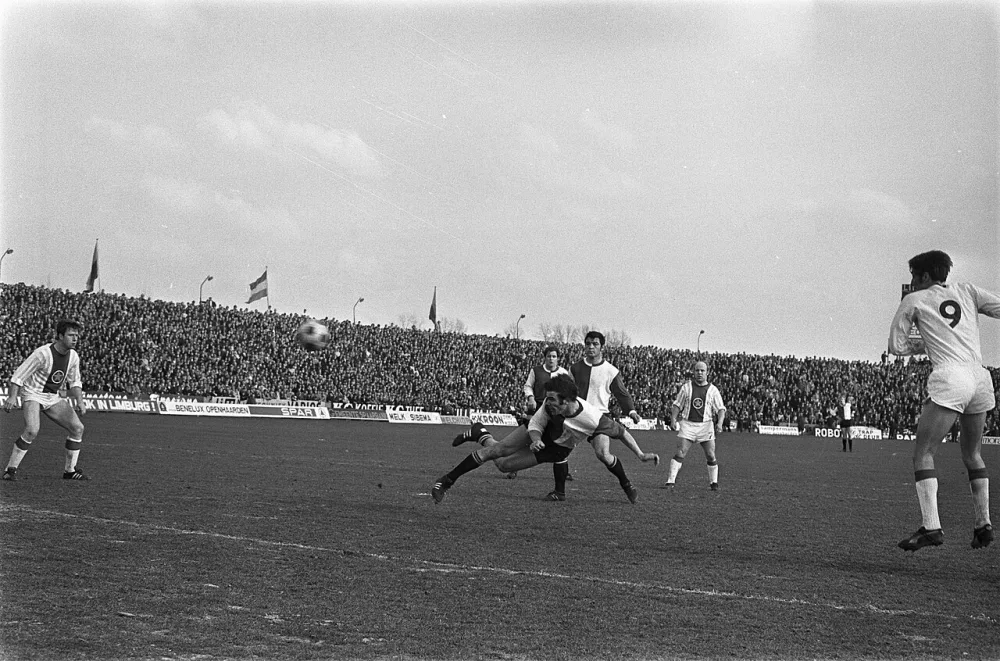 MVV tegen Feyenoord 1-1. Van Hanegem scoort met kopbal. Foto: Bert Verhoeff / Anefo, Nationaal Archief (CC0).