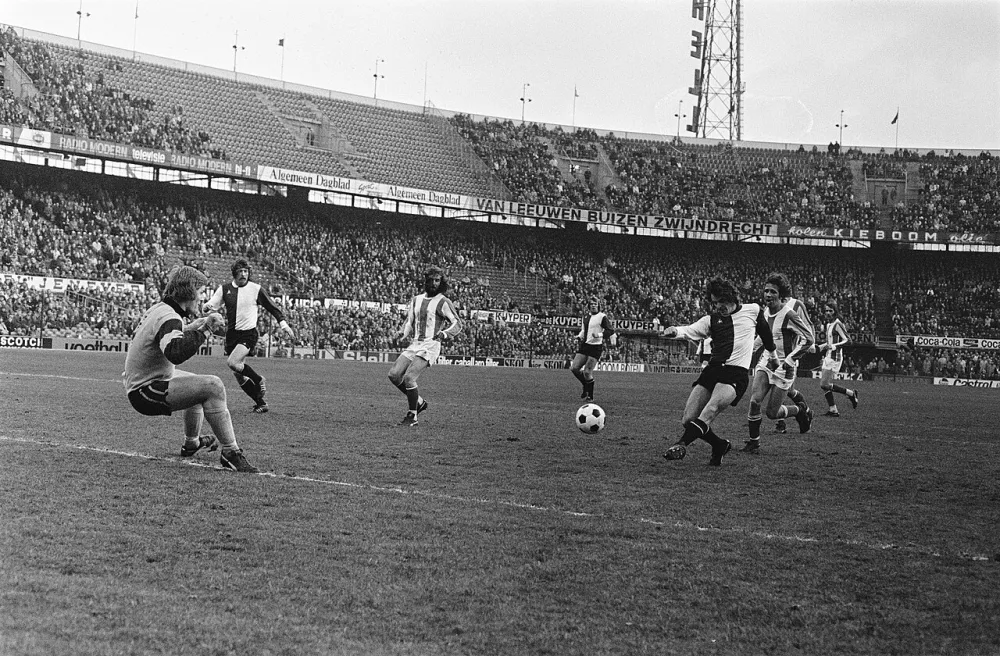 Feyenoord tegen Wageningen 8-2, Kristensen (r) scoort 2-0 langs keeper Van Geffen. Foto: Hans Peters / Anefo, Nationaal Archief (CC0).