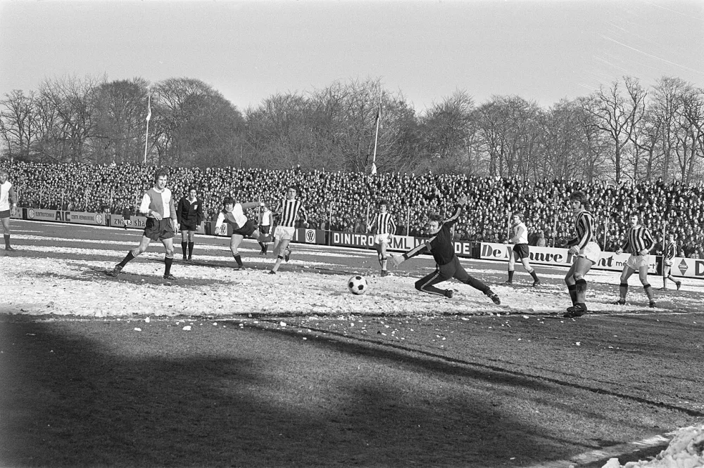 Vitesse tegen Feyenoord 0-2, spelmoment. Foto: Bert Verhoeff / Anefo, Nationaal Archief (CC0).