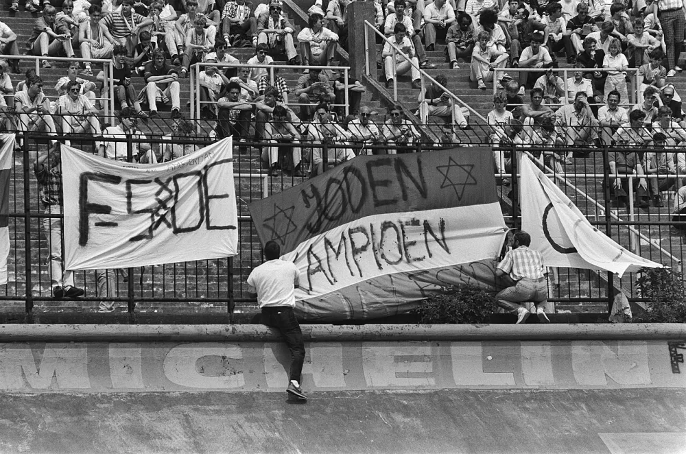 Ajax tegen Feyenoord 4-2; spandoek "Joden Kampioen" wordt verwijderd. Foto: Rob Bogaerts / Anefo, Nationaal Archief (CC0).