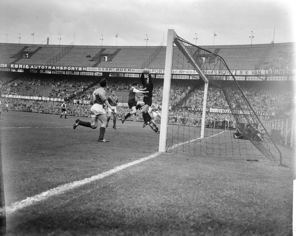 Feyenoord tegen DWSA 2-0. Duel tussen rechtsbinnen Schouten en DWSA-keeper Heeres. Foto: Herbert Behrens / Anefo, Nationaal Archief (CC0).