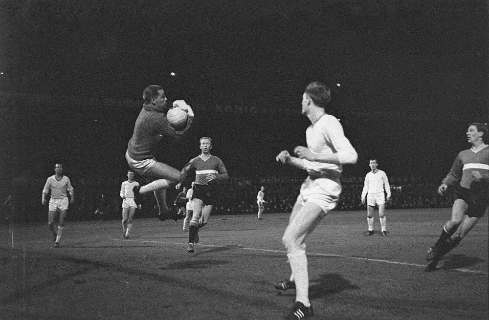 KNVB-beker, kwartfinale. Feyenoord tegen Fortuna Vlaardingen 2-3. Links keeper Hooymans (Fortuna), Henk Groot (Feyenoord). Foto: Eric Koch / Anefo, Nationaal Archief (CC0).