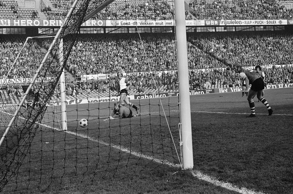 Feyenoord tegen Sparta 4-0, nummer 23A vierde doelpunt Feyenoord, nummer 22A keeper Doesburg en Peter Ressel (rechts) in aktie. Foto: Rob Mieremet / Anefo, Nationaal Archief (CC0).