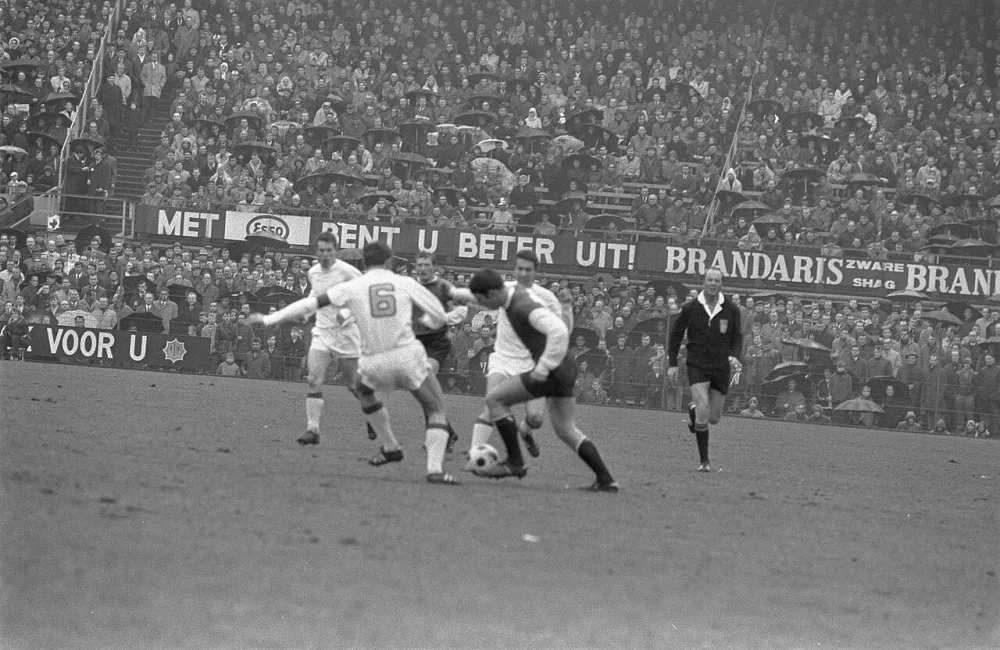 Feijenoord tegen Go Ahead 4-0 spelmoment. Foto: Bert Verhoeff / Anefo, Nationaal Archief (CC0).