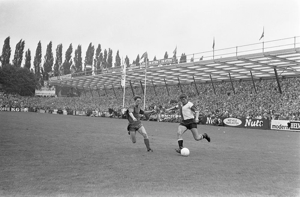 NAC tegen Feyenoord 0-4, nr. 26 T. Van Duivenbode (rechts) i.a. Foto: Joost Evers / Anefo, Nationaal Archief (CC0).