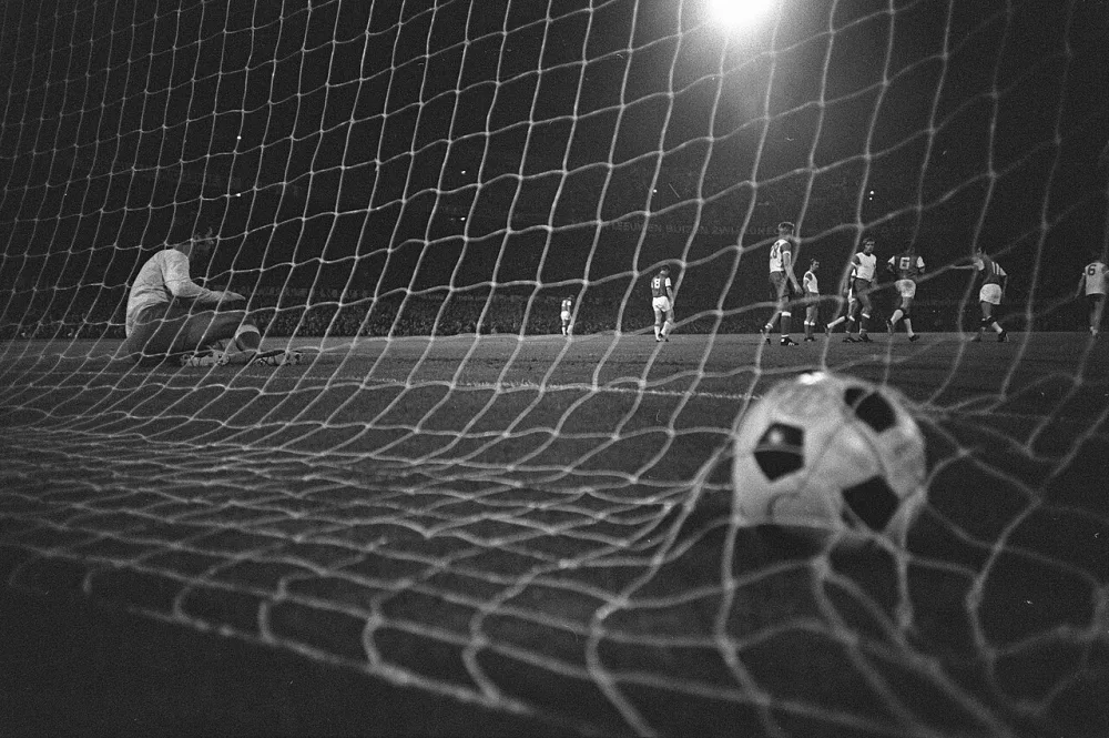 Feijenoord tegen FC Utrecht ; eerste doelpunt van Feijenoord. Foto: Bert Verhoeff / Anefo, Nationaal Archief (CC0).