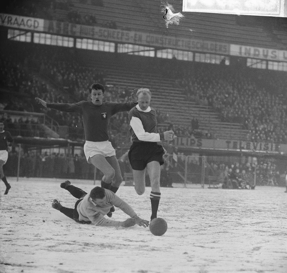 Feyenoord tegen FC Twente 4-0, Kruiver in duel met keep Warringa. Foto: Jac. de Nijs / Anefo, Nationaal Archief (CC0).