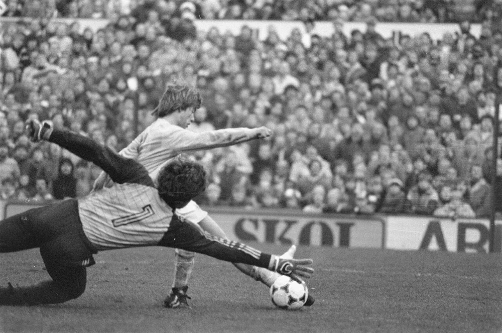 Jesper Olsen op weg naar het tweede doelpunt van Ajax. Foto: Rob Bogaerts / Anefo, Nationaal Archief (CC0).
