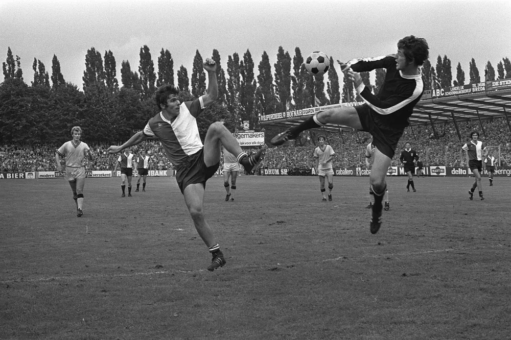NAC tegen Feyenoord 1-2, (l) W. van Hanegem scoort eers doelpunt, keeper De Jong mist (r). Foto: Joost Evers / Anefo, Nationaal Archief (CC0).