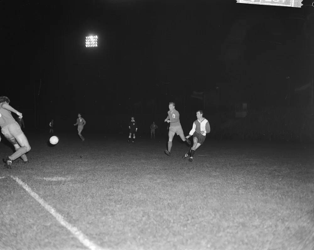 Sportclub Enschede tegen Feyenoord spelmoment. Foto: Joop van Bilsen / Anefo, Nationaal Archief (CC0).