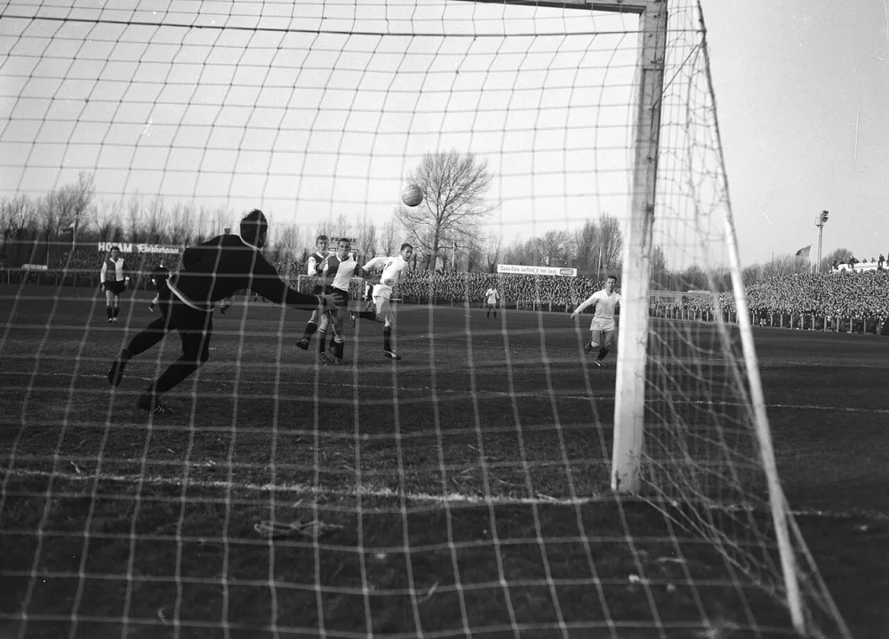 Voetbal. ADO tegen Feijenoord 5-2. Spelmoment, Feiijenoord keeper Eddy Pieters Graafland reageert op een schot van Carol Schuurman. Vlnr. Klaassen, Pieters Graafland, Kraay, Kerkum en…. Foto: Joop van Bilsen / Anefo, Nationaal Archief (CC0).