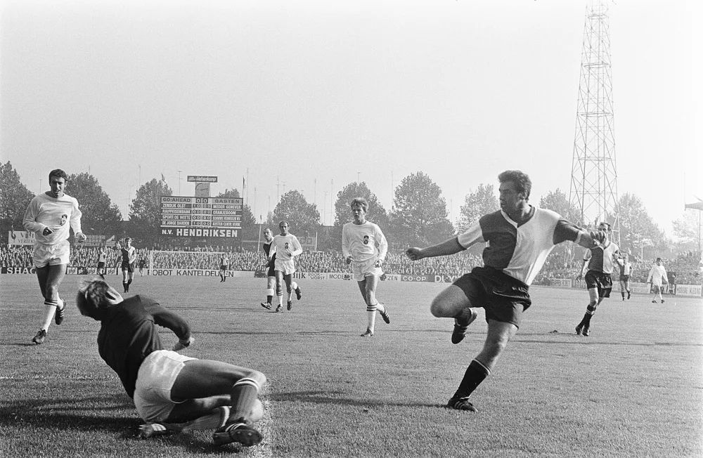 Go Ahead tegen Feyenoord 0-1. Hasil (rechts) scoort. Foto: Eric Koch / Anefo, Nationaal Archief (CC0).