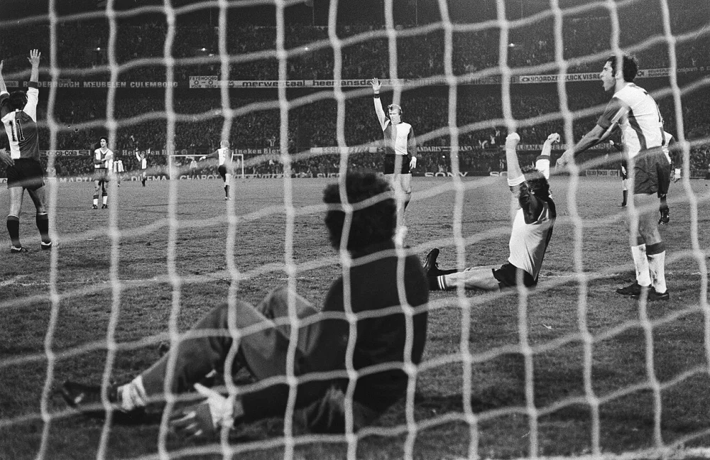 Feijenoord tegen Espagnol (Uefa); Kreuz juicht (zittend) na doelpunt. Foto: Hans Peters / Anefo, Nationaal Archief (CC0).