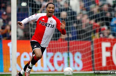 Jonathan de Guzman scoort de 1-0