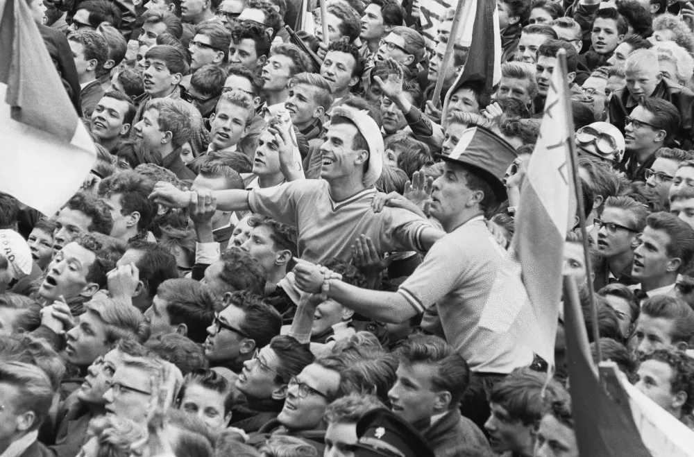 Coen Moulijn en Frans Bouwmeester op de schouders na Feijenoord–ADO (1–1), 13 mei 1962; Feijenoord werd kampioen. Foto: Eric Koch / Anefo, Nationaal Archief (CC0).