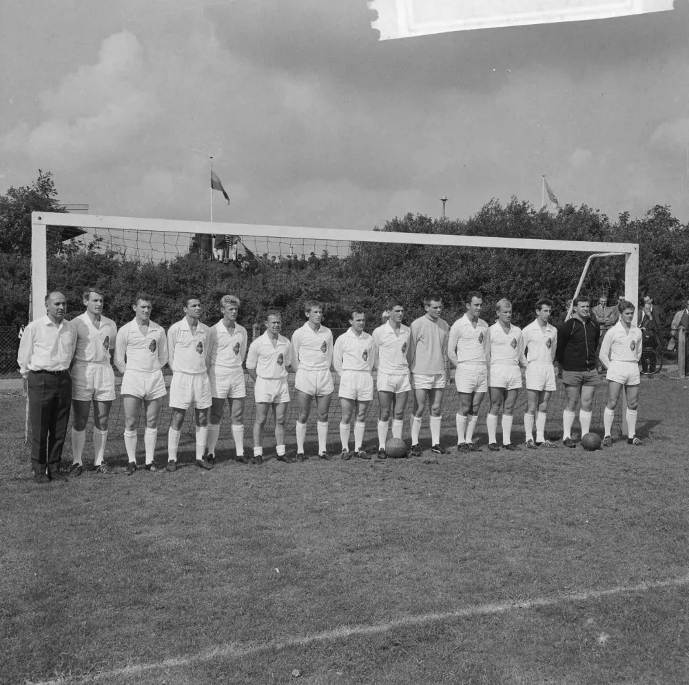 Elftal van Telstar bij Telstar-Feijenoord 0-2 (29 augustus 1965). Foto: Jac. de Nijs / Anefo, Nationaal Archief (CC0).