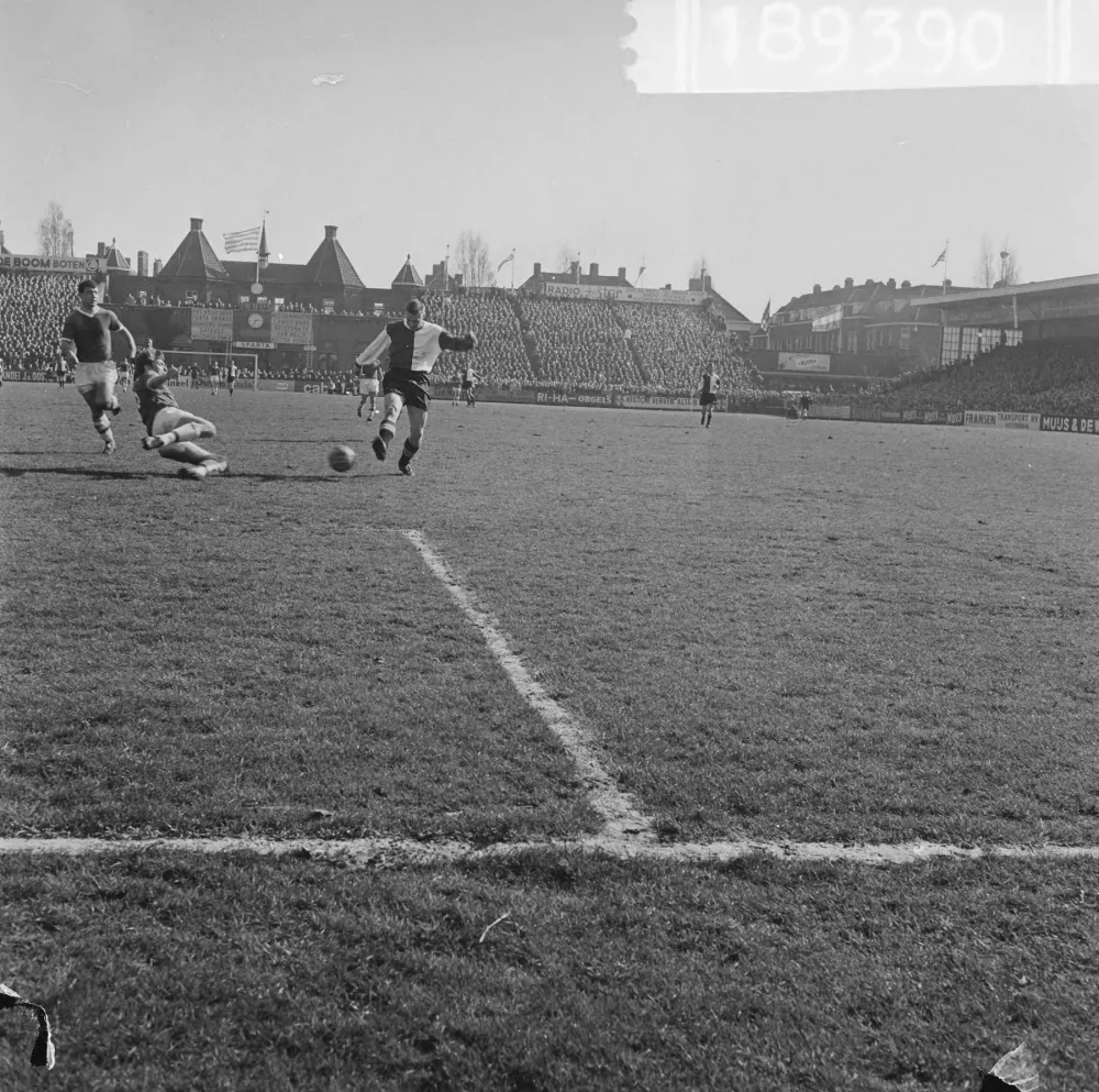 Sparta-Feijenoord 0-2 (20 maart 1966), met Theo Laseroms, Hans Eijkenbroek en Harry Bild. Foto: Jan Voets / Anefo, Nationaal Archief (CC0).