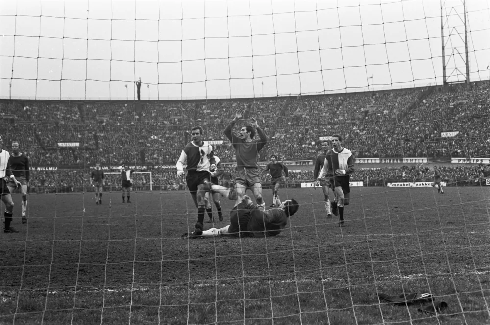 Doelpunt van Suurendonk bij Ajax–Feyenoord (1–0), 10 maart 1968. Foto: Ron Kroon / Anefo, Nationaal Archief (CC0).